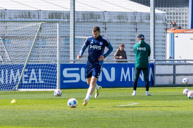 24 04 2026, Football, Training of FC Schalke 04 Edin Dzeko FC Schalke 04 has returned to training after his injury Gelsenkirchen Training ground FC Schalke 04 NRW Germany xRHR PHOTO YYx Copyright: RHR-FOTOx RHR-FOTO YY