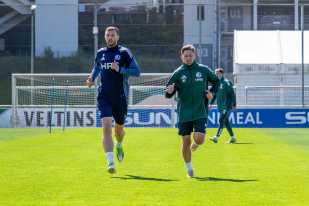24 04 2026, Football, Training of FC Schalke 04 v l Edin Dzeko FC Schalke 04 , Rehab Trainer Marc Thum FC Schalke 04 Gelsenkirchen Training ground FC Schalke 04 NRW Germany xRHR PHOTO YYx Copyright: RHR-FOTOx RHR-FOTO YY