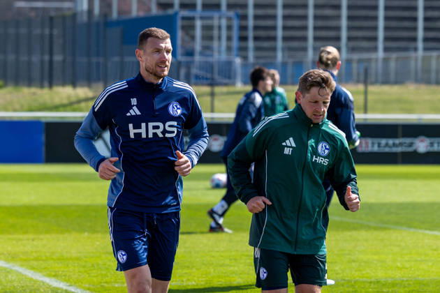 24 04 2026, Football, Training of FC Schalke 04 v l Edin Dzeko FC Schalke 04 , Rehab Trainer Marc Thum FC Schalke 04 Gelsenkirchen Training ground FC Schalke 04 NRW Germany xRHR PHOTO YYx Copyright: RHR-FOTOx RHR-FOTO YY
