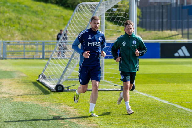 24 04 2026, Football, Training of FC Schalke 04 v l Edin Dzeko FC Schalke 04 , Rehab Trainer Marc Thum FC Schalke 04 Gelsenkirchen Training ground FC Schalke 04 NRW Germany xRHR PHOTO YYx Copyright: RHR-FOTOx RHR-FOTO YY