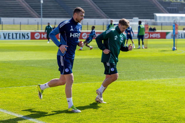 24 04 2026, Football, Training of FC Schalke 04 v l Edin Dzeko FC Schalke 04 , Rehab Trainer Marc Thum FC Schalke 04 Gelsenkirchen Training ground FC Schalke 04 NRW Germany xRHR PHOTO YYx Copyright: RHR-FOTOx RHR-FOTO YY