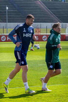 24 04 2026, Football, Training of FC Schalke 04 v l Edin Dzeko FC Schalke 04 , Rehab Trainer Marc Thum FC Schalke 04 Gelsenkirchen Training ground FC Schalke 04 NRW Germany xRHR PHOTO YYx Copyright: RHR-FOTOx RHR-FOTO YY