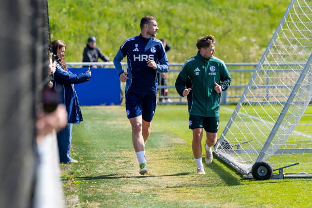 24 04 2026, Football, Training of FC Schalke 04 v l Edin Dzeko FC Schalke 04 , Rehab Trainer Marc Thum FC Schalke 04 Gelsenkirchen Training ground FC Schalke 04 NRW Germany xRHR PHOTO YYx Copyright: RHR-FOTOx RHR-FOTO YY