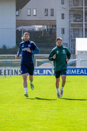 24 04 2026, Football, Training of FC Schalke 04 v l Edin Dzeko FC Schalke 04 , Rehab Trainer Marc Thum FC Schalke 04 Gelsenkirchen Training ground FC Schalke 04 NRW Germany xRHR PHOTO YYx Copyright: RHR-FOTOx RHR-FOTO YY