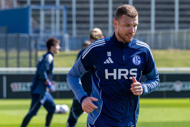 24 04 2026, Football, Training of FC Schalke 04 v l Edin Dzeko FC Schalke 04 is back in training after his injury Gelsenkirchen Training ground FC Schalke 04 NRW Germany xRHR PHOTO YYx Copyright: RHR-FOTOx RHR-FOTO YY