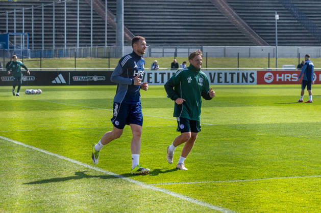 24 04 2026, Football, Training of FC Schalke 04 v l Edin Dzeko FC Schalke 04 , Rehab Trainer Marc Thum FC Schalke 04 Gelsenkirchen Training ground FC Schalke 04 NRW Germany xRHR PHOTO YYx Copyright: RHR-FOTOx RHR-FOTO YY