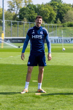 24 04 2026, Football, Training of FC Schalke 04 Janik Bachmann FC Schalke 04 laughs Gelsenkirchen Training ground FC Schalke 04 NRW Germany xRHR PHOTO YYx Copyright: RHR-FOTOx RHR-FOTO YY