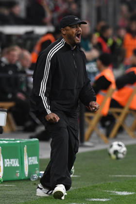 Coach Vincent Kompany FC Bayern Muenchen emotional GER, Bayer 04 Leverkusen vs FC Bayern Muenchen, Football, DFB Pokal Semi-Final, Season 2025 2026, 22 04 2026 DFL REGULATIONS PROHIBIT ANY USE OF PHOTOGRAPHS AS IMAGE SEQUENCES AND OR QUASI VIDEO GER, Bayer 04 Leverkusen vs FC Bayern Muenchen, Football, DFB Pokal Semi-Final, Season 2025 2026, 22 04 2026 Leverkusen Copyright: xEibner-Pressefoto ThomasxThienelx EP_TTL