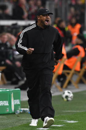Coach Vincent Kompany FC Bayern Muenchen emotional GER, Bayer 04 Leverkusen vs FC Bayern Muenchen, Football, DFB Pokal Semi-Final, Season 2025 2026, 22 04 2026 DFL REGULATIONS PROHIBIT ANY USE OF PHOTOGRAPHS AS IMAGE SEQUENCES AND OR QUASI VIDEO GER, Bayer 04 Leverkusen vs FC Bayern Muenchen, Football, DFB Pokal Semi-Final, Season 2025 2026, 22 04 2026 Leverkusen Copyright: xEibner-Pressefoto ThomasxThienelx EP_TTL