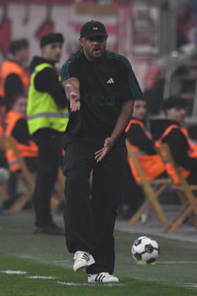 Coach Vincent Kompany FC Bayern Muenchen GER, Bayer 04 Leverkusen vs FC Bayern Muenchen, Football, DFB Pokal Semi-Final, Season 2025 2026, 22 04 2026 DFL REGULATES PROHIBIT ANY USE OF PHOTOGRAPHS AS IMAGE SEQUENCES AND OR QUASI VIDEO GER, Bayer 04 Leverkusen vs FC Bayern Muenchen, Football, DFB Pokal Semi-Final, Season 2025 2026, 22 04 2026 Leverkusen Copyright: xEibner-Pressefoto ThomasxThienelx EP_TTL