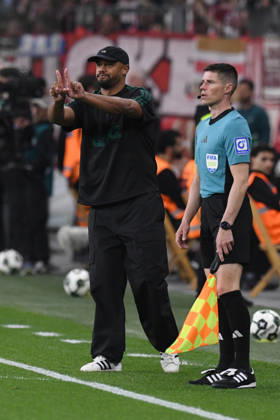 Coach Vincent Kompany FC Bayern Muenchen gives instructions GER, Bayer 04 Leverkusen vs FC Bayern Muenchen, Football, DFB Pokal Semi-Final, Season 2025 2026, 22 04 2026 DFL REGULATES PROHIBIT ANY USE OF PHOTOGRAPHS AS IMAGE SEQUENCES AND OR QUASI VIDEO GER, Bayer 04 Leverkusen vs FC Bayern Muenchen, Football, DFB Pokal Semi-Final, Season 2025 2026, 22 04 2026 Leverkusen Copyright: xEibner-Pressefoto ThomasxThienelx EP_TTL