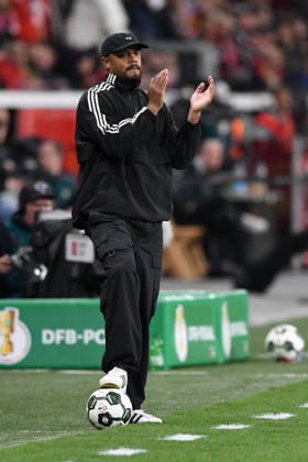 Coach Vincent Kompany FC Bayern Muenchen cheers on his team GER, Bayer 04 Leverkusen vs FC Bayern Muenchen, Football, DFB Pokal Semi-Final, Season 2025 2026, 22 04 2026 DFL REGULATIONS PROHIBIT ANY USE OF PHOTOGRAPHS AS IMAGE SEQUENCES AND OR QUASI VIDEO GER, Bayer 04 Leverkusen vs FC Bayern Muenchen, Football, DFB Pokal Semi-Final, Season 2025 2026, 22 04 2026 Leverkusen Copyright: xEibner-Pressefoto ThomasxThienelx EP_TTL