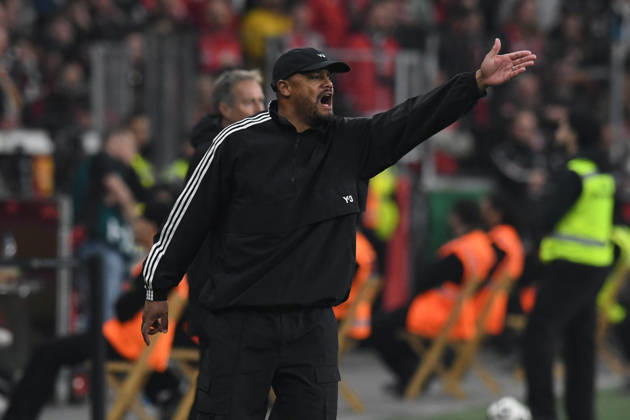 Coach Vincent Kompany FC Bayern Muenchen gives instructions GER, Bayer 04 Leverkusen vs FC Bayern Muenchen, Football, DFB Pokal Semi-Final, Season 2025 2026, 22 04 2026 DFL REGULATES PROHIBIT ANY USE OF PHOTOGRAPHS AS IMAGE SEQUENCES AND OR QUASI VIDEO GER, Bayer 04 Leverkusen vs FC Bayern Muenchen, Football, DFB Pokal Semi-Final, Season 2025 2026, 22 04 2026 Leverkusen Copyright: xEibner-Pressefoto ThomasxThienelx EP_TTL