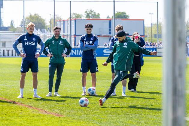 24 04 2026, Football, Training of FC Schalke 04 f l Timo Becker FC Schalke 04 , Co Coach Tim Hoogland FC Schalke 04 , Mertcan Ayhan FC Schalke 04 , Coach Miron Muslic FC Schalke 04 Gelsenkirchen Training ground FC Schalke 04 NRW Germany xRHR PHOTO YYx Copyright: RHR-FOTOx RHR-FOTO YY