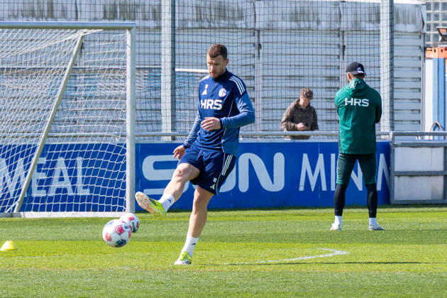 24 04 2026, Football, Training of FC Schalke 04 Edin Dzeko FC Schalke 04 has returned to training after his injury Gelsenkirchen Training ground FC Schalke 04 NRW Germany xRHR PHOTO YYx Copyright: RHR-FOTOx RHR-FOTO YY