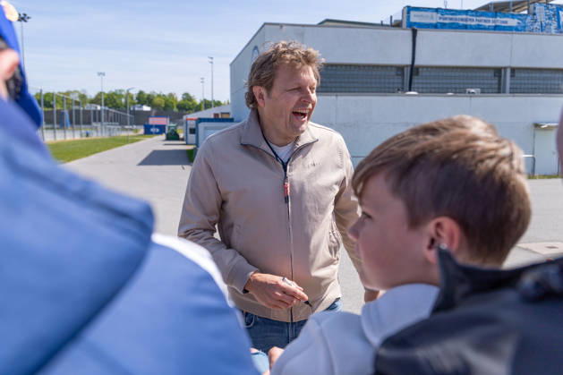 24 04 2026, Football, Training of FC Schalke 04 Director Professional Football Youri Mulder FC Schalke 04 laughs and hands out autographs Gelsenkirchen Training ground FC Schalke 04 NRW Germany xRHR PHOTO YYx Copyright: RHR-FOTOx RHR-FOTO YY