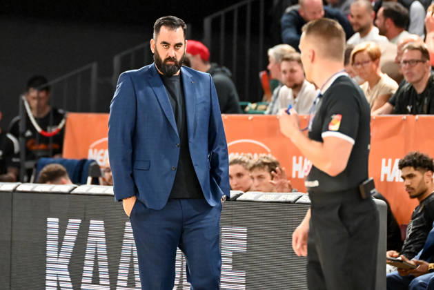 Ramon Diaz Sanchez Basketball Loewen Braunschweig, Coach looks annoyed at the referee RASTA Vechta vs Basketball Loewen Braunschweig, easyCredit Basketball Bundesliga, Matchday 31, Season 2025 2026, 24 04 2026, RASTA Vechta vs Basketball Loewen Braunschweig, easyCredit Basketball Bundesliga, Matchday 31, Season 2025 2026, 24 04 2026 Vechta Copyright: xEibner-Pressefoto RobertxGertzenx EP_RGN