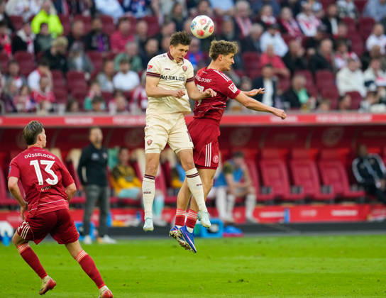 Alexander Rossipal (SG Dynamo Dresden, 19) in the air against Luca Joachim Raimund (Fortuna Duesseldorf, 7) Fortuna Duesseldorf vs SG Dynamo Dresden, 2. Bundesliga, 31. Spieltag, Saison 2025 2026, MERKUR SPIEL-ARENA, GER, 24.04.2026 DFL REGULATIONS PROHIBIT ANY USE OF PHOTOGRAPHS AS IMAGE SEQUENCES AND OR QUASI-VIDEO Foto: HMB Media Scott W. Coleman Duesseldorf MERKUR SPIEL-ARENA Nordrhein-Westfalen GER Copyright: xScottxW.xColemanx