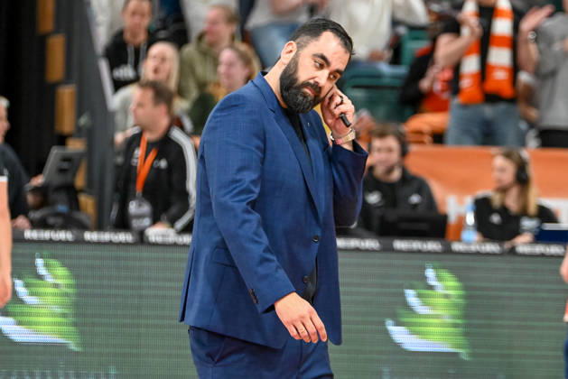 Ramon Diaz Sanchez Basketball Loewen Braunschweig, Coach pensive RASTA Vechta vs Basketball Loewen Braunschweig, easyCredit Basketball Bundesliga, 31 Matchday, Season 2025 2026, 24 04 2026, RASTA Vechta vs Basketball Loewen Braunschweig, easyCredit Basketball Bundesliga, 31 Matchday, Season 2025 2026, 24 04 2026 Vechta Copyright: xEibner-Pressefoto RobertxGertzenx EP_RGN