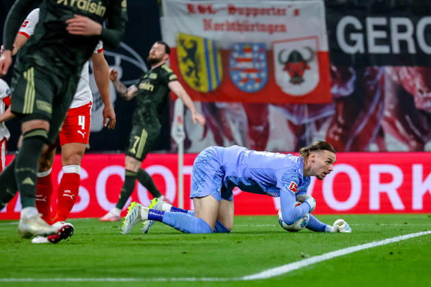 Maarten Vandevoordt RB Leipzig, 26 haelt den Ball, RB Leipzig vs 1 FC Union Berlin, Football, 1 Bundesliga, 31 Matchday, Season 2025 2026, 24 04 2026,¨ DFL REGULATIONS PROHIBIT ANY USE OF PHOTOGRAPHS AS IMAGE SEQUENCES AND OR QUASI VIDEO,¨ RB Leipzig vs 1 FC Union Berlin, Football, 1 Bundesliga, 31 Matchday, Season 2025 2026, 24 04 2026 Leipzig Copyright: xEibner-Pressefoto LauraxRoemerx EP_LRR