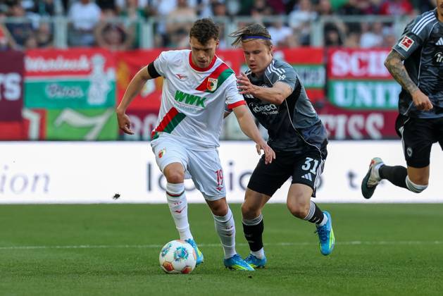 in duel, action, with Robin Fellhauer 19 FC Augsburg , Love Arrhov 31 Eintracht Frankfurt , FC Augsburg vs Eintracht Frankfurt, Football, 1 Bundesliga, 31 Matchday, 25 04 2026 DFL DFB regulations prohibit any use of photographs as image sequences and or quasi video Augsburg Bayern Germany Copyright: xkolbert-press ChristianxKolbertx