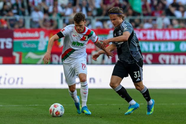 in duel, action, with Robin Fellhauer 19 FC Augsburg , Love Arrhov 31 Eintracht Frankfurt , FC Augsburg vs Eintracht Frankfurt, Football, 1 Bundesliga, 31 Matchday, 25 04 2026 DFL DFB regulations prohibit any use of photographs as image sequences and or quasi video Augsburg Bayern Germany Copyright: xkolbert-press ChristianxKolbertx