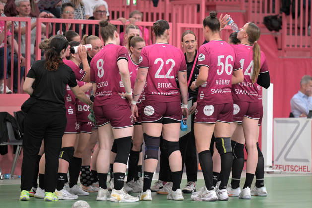 Miriam Hirsch TusSies Metzingen, coach in time out with her team TusSies Metzingen vs FrischAuf Goeppingen , Handball, Alsco HBF, 2 Play Off League Matchday, Season 2025 2026, 25 04 2026 TusSies Metzingen vs FrischAuf Goeppingen , Handball, Alsco HBF, 2 Play Off League Matchday, Season 2025 2026, 25 04 2026 Tuebingen Copyright: xEibner-Pressefoto TobiasxBaurx EP_TBR