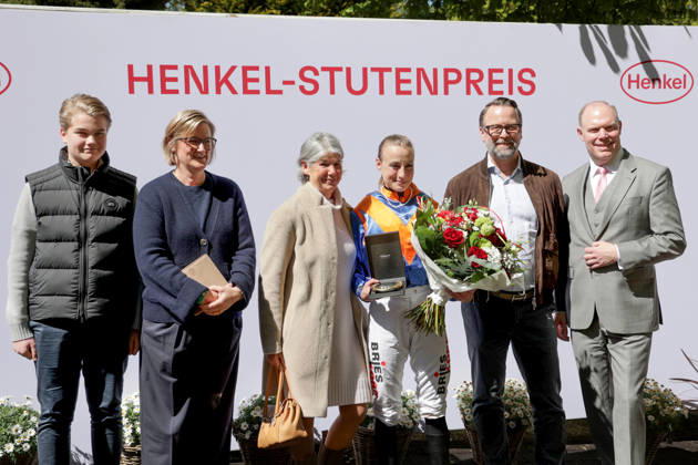 25 04 2026, Duesseldorf, Nordrhein Westfalen, GER Award ceremony Jockey Sibylle Vogt wins the Perlenkette 2026 Duesseldorf Grafenberg racecourse Award ceremony, Perlenkette, Vogt, victory 260425SG984DUESSELDORF JPG