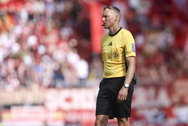 Referee Martin Petersen looks on during the Bundesliga match between 1 FSV Mainz 05 and FC Bayern München, Mewa Arena on April 25, 2026 in Mainz, Germany Photo by Oliver Kaelke DeFodi Images Referee Martin Petersen looks on during the Bundesliga match between 1 FSV Mainz 05 and FC Bayern München at Mewa Arena on April 25, 2026 in Mainz, Germany Photo by Oliver Kaelke DeFodi Images DFL regulations prohibit any use of photographs as image sequences and or quasi video Photo by Oliver Kaelke DeFodi Images