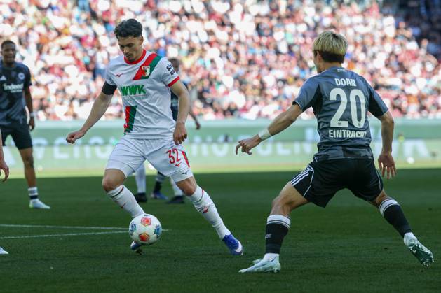 in duel, action, with Fabian Rieder 32 FC Augsburg , Ritsu Doan 20 Eintracht Frankfurt , FC Augsburg vs Eintracht Frankfurt, Football, 1 Bundesliga, 31 Matchday, 25 04 2026 DFL DFB regulations prohibit any use of photographs as image sequences and or quasi video Augsburg Bayern Germany Copyright: xkolbert-press ChristianxKolbertx
