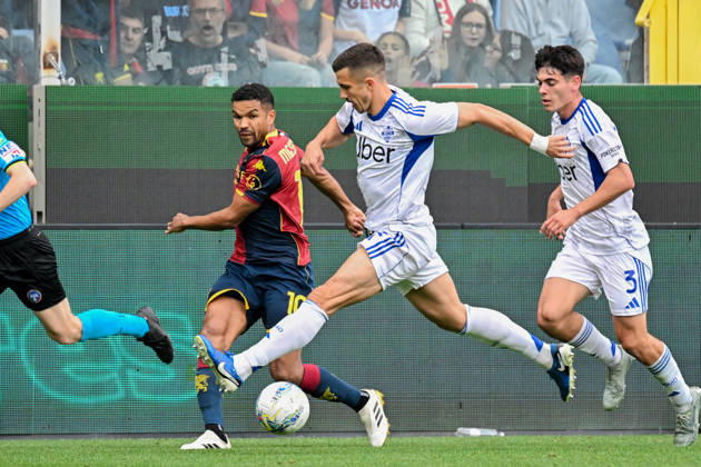 Genoa™s Junior Messias fights for the ball during the Serie A soccer match between Genoa and Como at the Luigi Ferraris Stadium in Genoa, Italy - Sunday, April 26, 2026. - Soccer .  Copyright: xTanoxPecoraro LaPressex