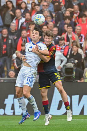 Genoa™s Morten Frendrup fights for the ball with Como™s Douvikas during the Serie A soccer match between Genoa and Como at the Luigi Ferraris Stadium in Genoa, Italy - Sunday, April 26, 2026. - Soccer . Copyright: xTanoxPecoraro LaPressex