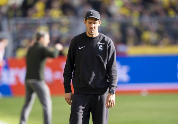 Julian Schuster SC Freiburg, Trainer enttaeuscht, enttaeuscht schauend, dissapointed, traurig, frustiert, frust, gefrustet, frustrated nach dem dritten Gegentor Borussia Dortmund SC Freiburg, 31 Spieltag, 1 Bundesliga in Dortmund, Signal Iduna Park DFL regulations prohibit any use of photographs as image sequences and or quasi video Copyright: HMBxMedia xMarcoxBader