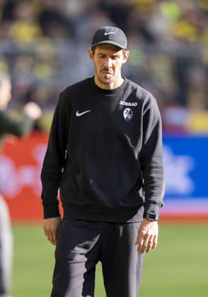 Julian Schuster SC Freiburg, Trainer enttaeuscht, enttaeuscht schauend, dissapointed, traurig, frustiert, frust, gefrustet, frustrated nach dem dritten Gegentor Borussia Dortmund SC Freiburg, 31 Spieltag, 1 Bundesliga in Dortmund, Signal Iduna Park DFL regulations prohibit any use of photographs as image sequences and or quasi video Copyright: HMBxMedia xMarcoxBader