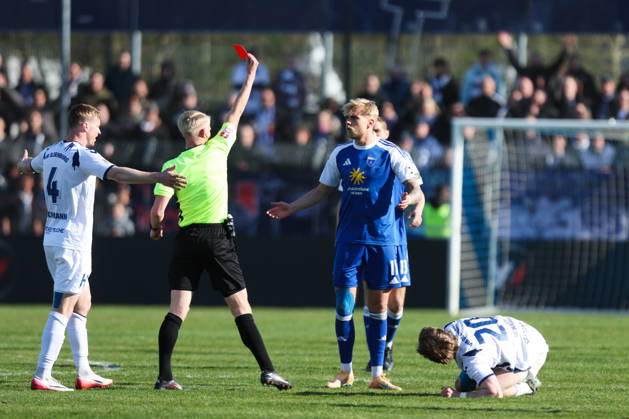 26 04 2026, Soccer, Men, Regionalliga Nord, Matchday 31, BSV Kickers Emden VfB Oldenburg Referee Luca Sambill shows Marvin Eilerts blue 11 BSV Kickers Emden the red card