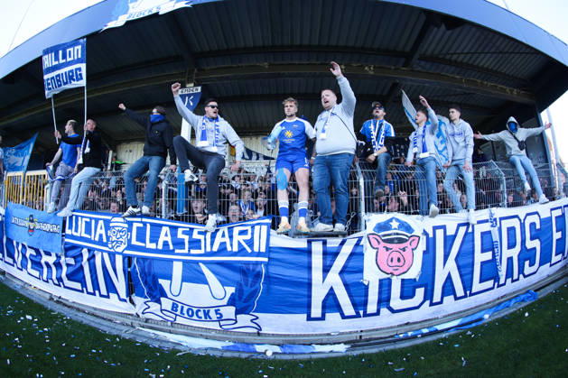 26 04 2026, Soccer, Men, Regionalliga Nord, Matchday 31, BSV Kickers Emden VfB Oldenburg Marvin Eilerts blue 11 BSV Kickers Emden celebrates with the fans on the fence