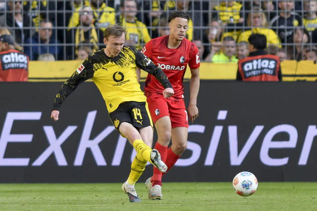 v li fighting for the ball Maximilian Beier Dortmund 14 Derry Scherhant Freiburg 7 26 04 2026 ¢ Football ¢ Borussia Dortmund vs SC Freiburg, Signal Iduna Park, Dortmund, DFB DFL REGULATIONS PROHIBIT ANY USE OF PHOTOGRAPHS AS IMAGE SEQUENCES AND OR QUASI VIDEO Copyright: xpepphotox xHorstxMauelshagenx pep00321, pep_20260426_hm_345487