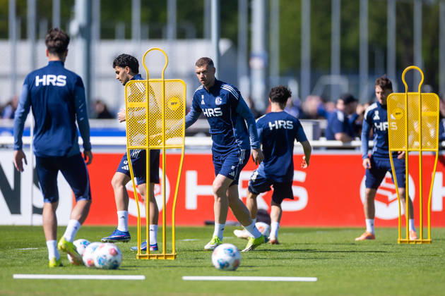 30 04 2026, Football, Training of FC Schalke 04 Edin Dzeko FC Schalke 04 Gelsenkirchen Training ground FC Schalke 04 NRW Germany xRHR PHOTO YYx Copyright: RHR-FOTOx RHR-FOTO YY