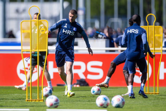 30 04 2026, Football, Training of FC Schalke 04 Edin Dzeko FC Schalke 04 Gelsenkirchen Training ground FC Schalke 04 NRW Germany xRHR PHOTO YYx Copyright: RHR-FOTOx RHR-FOTO YY
