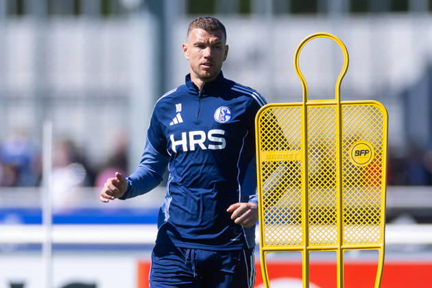 30 04 2026, Football, Training of FC Schalke 04 Edin Dzeko FC Schalke 04 Gelsenkirchen Training ground FC Schalke 04 NRW Germany xRHR PHOTO YYx Copyright: RHR-FOTOx RHR-FOTO YY