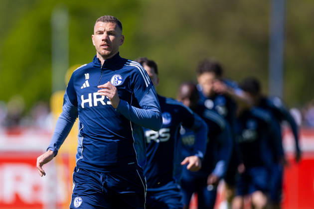 30 04 2026, Football, Training of FC Schalke 04 Edin Dzeko FC Schalke 04 Gelsenkirchen Training ground FC Schalke 04 NRW Germany xRHR PHOTO YYx Copyright: RHR-FOTOx RHR-FOTO YY