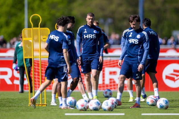 30 04 2026, Football, Training of FC Schalke 04 Edin Dzeko FC Schalke 04 Gelsenkirchen Training ground FC Schalke 04 NRW Germany xRHR PHOTO YYx Copyright: RHR-FOTOx RHR-FOTO YY