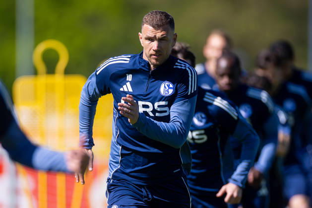 30 04 2026, Football, Training of FC Schalke 04 Edin Dzeko FC Schalke 04 sprints Gelsenkirchen Training ground FC Schalke 04 NRW Germany xRHR PHOTO YYx Copyright: RHR-FOTOx RHR-FOTO YY