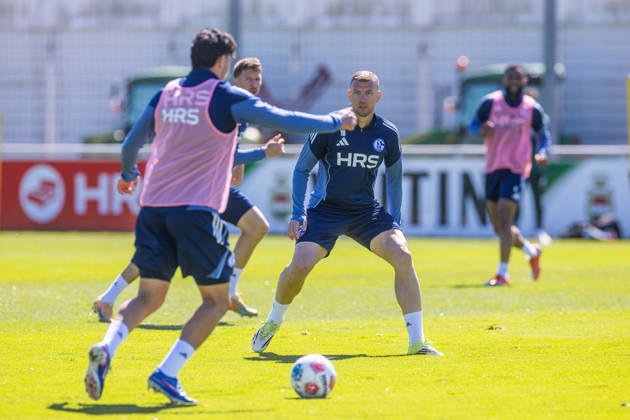 30 04 2026, Football, Training of FC Schalke 04 Edin Dzeko FC Schalke 04 in duel Gelsenkirchen Training ground FC Schalke 04 NRW Germany xRHR PHOTO YYx Copyright: RHR-FOTOx RHR-FOTO YY