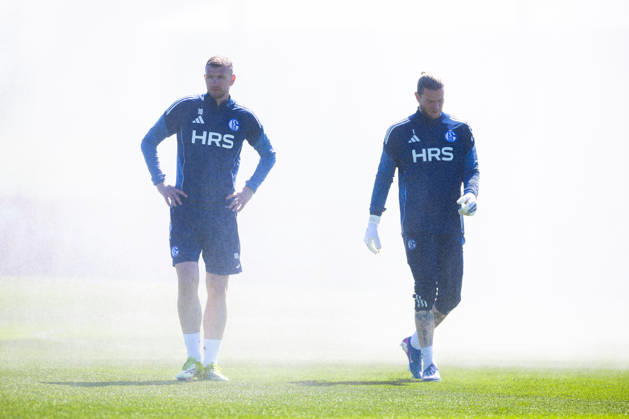 30 04 2026, Football, Training of FC Schalke 04 v l Edin Dzeko FC Schalke 04 Goalkeeper Loris Karius FC Schalke 04 standing in the fog of the sprinkler system Gelsenkirchen Training ground FC Schalke 04 NRW Germany xRHR PHOTO YYx Copyright: RHR-FOTOx RHR-FOTO YY