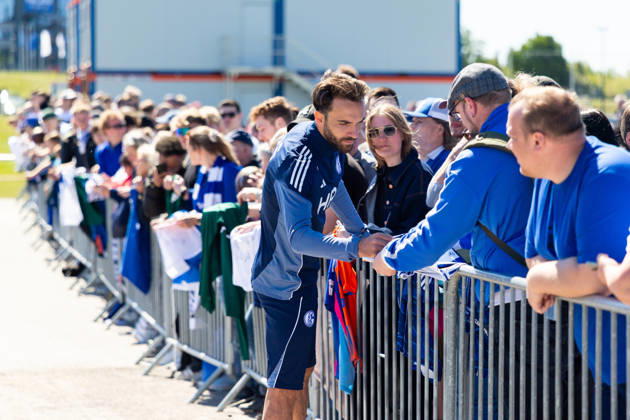 30 04 2026, Football, Training of FC Schalke 04 Kenan Karaman FC Schalke 04 signs autographs Gelsenkirchen Training ground FC Schalke 04 NRW Germany xRHR PHOTO YYx Copyright: RHR-FOTOx RHR-FOTO YY
