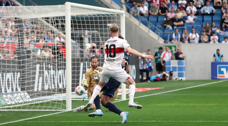 Sinsheim , Soccer Bundesliga TSG 1899 Hoffenheim vs VfB Stuttgart , Scorer Chris Führich VfB, center shoots the goal to 1 1, f l Oliver Baumann Hoffenheim , Chris Führich VfB , Ozan Kabak Hoffenheim