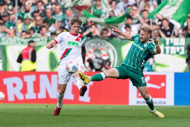 Marco Gruell SV Werder Bremen, 17 in duel with Kristijan Jakic FC Augsburg, 17 , GER, SV Werder Bremen vs FC Augsburg, Football, Bundesliga, Matchday 32, Season 2025 2026, 02 05 2026 DFL REGULATIONS PROHIBIT ANY USE OF PHOTOGRAPHS AS IMAGE SEQUENCES AND OR QUASI VIDEO GER, SV Werder Bremen vs FC Augsburg, Football, Bundesliga, Matchday 32, Season 2025 2026, 02 05 2026 Bremen Copyright: xEibner-Pressefoto MaxxVincenx EP_MVN
