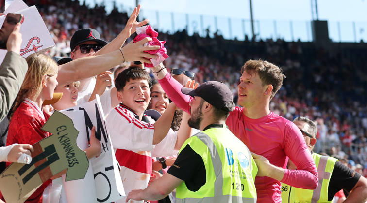 Sinsheim , Bundesliga TSG 1899 Hoffenheim vs VfB Stuttgart , Alexander Nübel VfB, right, gives away his jersey to a fan