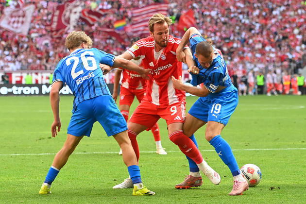 Harry KANE Bayern Muenchen , action, duel against right Jonas FOEHRENBACH Heidenheim , left Hennes BEHRENS Heidenheim Football 1 Bundesliga Season 2025 2026, 32 Matchday, Matchday32 FC Bayern Muenchen 1 FC Heidenheim 3 3 on 02 05 2026 , A L L I A N Z A R E N A